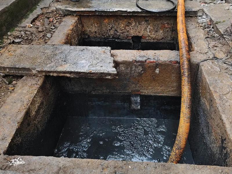 朝天宫清理化粪池